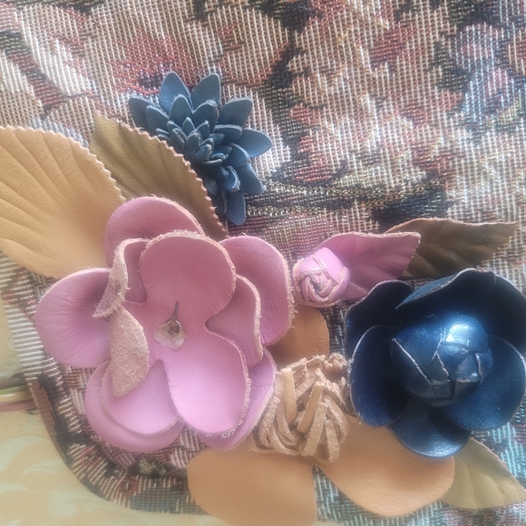 2000'sMoschino Floral Tapestry Shoulder Bag with Floral Appliques. Made In Italy - Picture 5 of 15